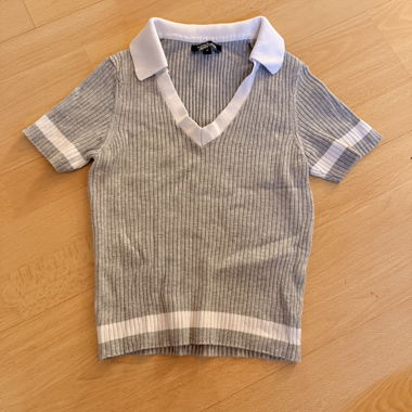 Polo in maglia grigia a coste