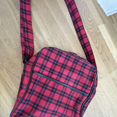 Rote schultertasche
