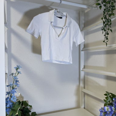 Tiefgeschnittenes, weisses Polo-Shirt – S