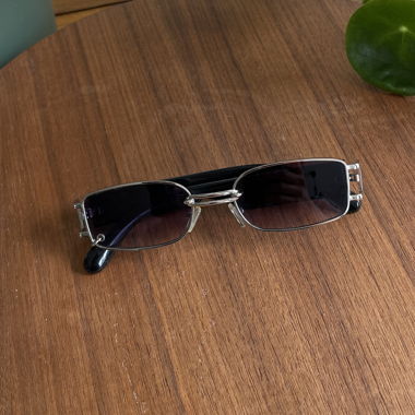 Sonnenbrille mit Piercing
