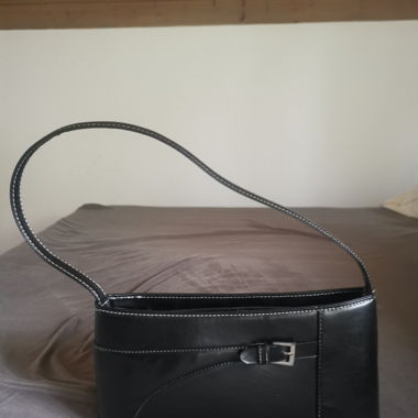 schwarze Handtasche
