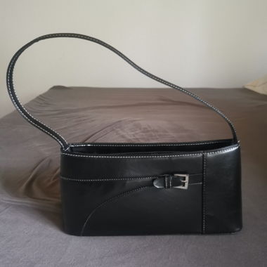 schwarze Handtasche