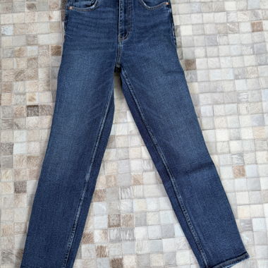 Dunkle Jeanshose
