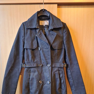 Schwarzer Trenchocoat