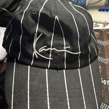 Casquette Karl Kani noire avec rayures blanches