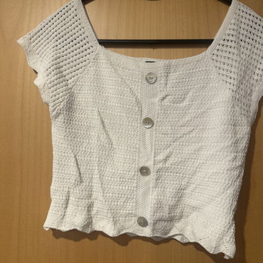 Top in maglia bianco con bottoni