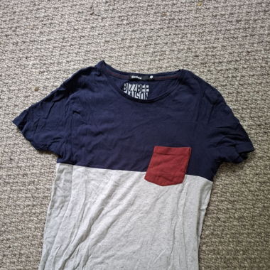T-shirt avec poche poitrine rouge