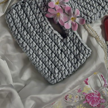 Petite pochette grise en maille crochetée