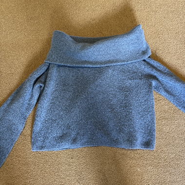 Blauer Strickpullover