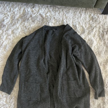 dunkelgraue Strickjacke