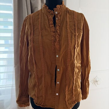 Braune Bluse mit Spitzenbesatz