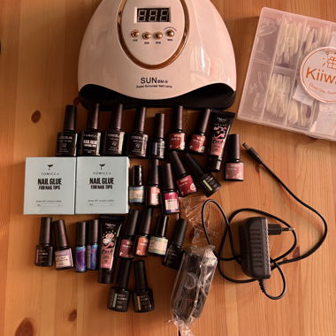 Lampe UV et vernis à ongles
