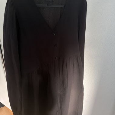 Monki schwarzes Kleid tailliert V- Ausschnitt
