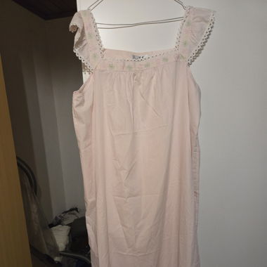 Besticktes Hauskleid oder Nachthemd