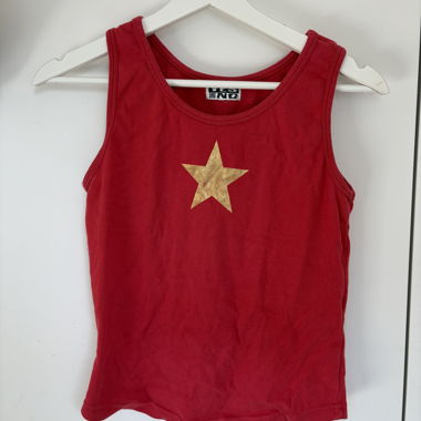 Rotes Tanktop mit goldenem Stern