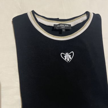 T-shirt nera Guerlain con collo a contrasto