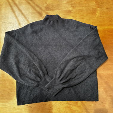 Elegant Sweater with Collar