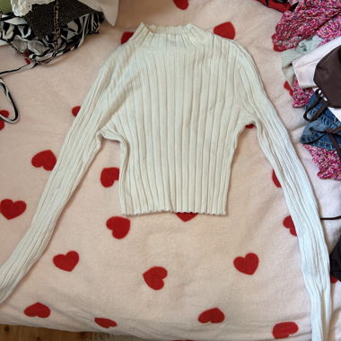 Weisser gerippter Pullover mit Stehkragen-Optik