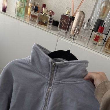 Sweater with zipper 