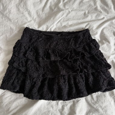 Stradivarius Schwarzer Rüschenrock mit Shorts