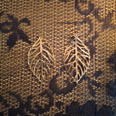 Boucles d'oreilles dorées en forme de feuille