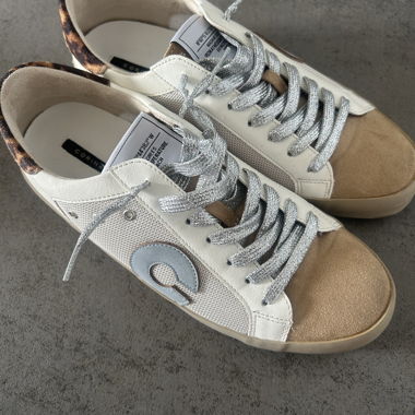 Paar Sneaker