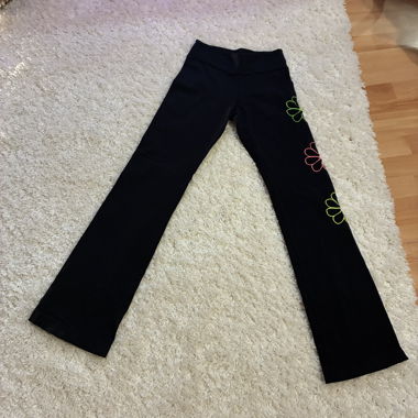 Pantaloni neri con fiori colorati