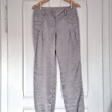 Pantaloni in raso vintage y2k grigio argento con pinces