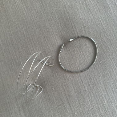 Set mit 2 minimalistischen silberfarbenen Armbändern