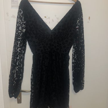 Vestito nero con stampa leopardata