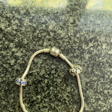 Pandora Armband mit 3 Anhängern