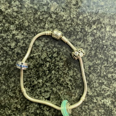 Pandora Armband mit 3 Anhängern