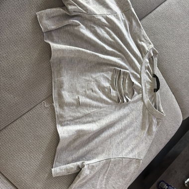 T-shirt grigio con cut-out