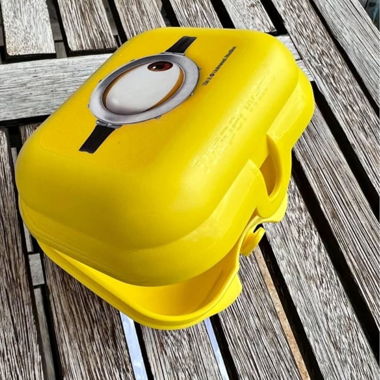 Petite boîte Minions jaune Tupperware Neuve