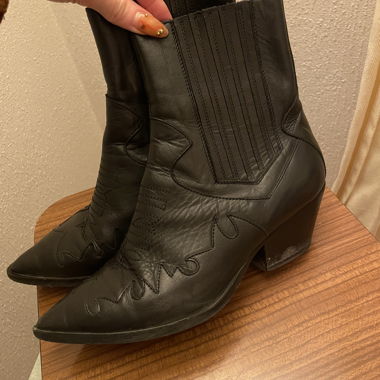 Schwarze Santiags-Stiefeletten