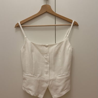 Top camisole bianco con bottoni