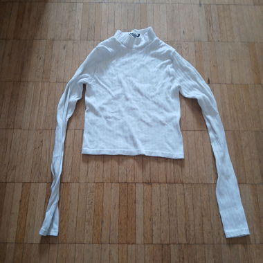 Weisses Ripp-Shirt, bauchfrei, mit engen Ärmeln