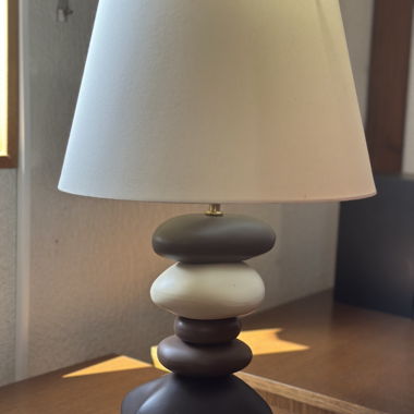 Lampe pied céramique formes cailloux 