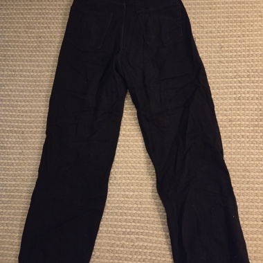 Jeans de femme noirs avec des déchirures