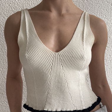 Crop top smanicato in maglia a coste
