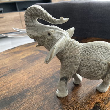 Elefant aus dem Edelstein " Picassojaspis"