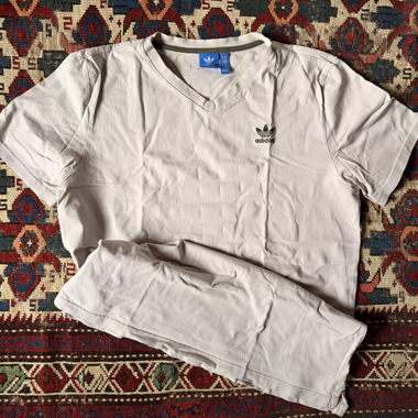 T-shirt Adidas con scollo a V