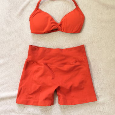 Set reggiseno sportivo e shorts rosso