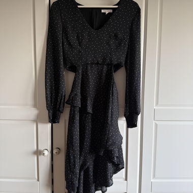 Schwarzes Punktekleid