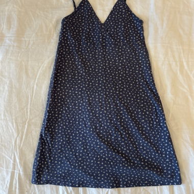 kurzes geblümtes Kleid