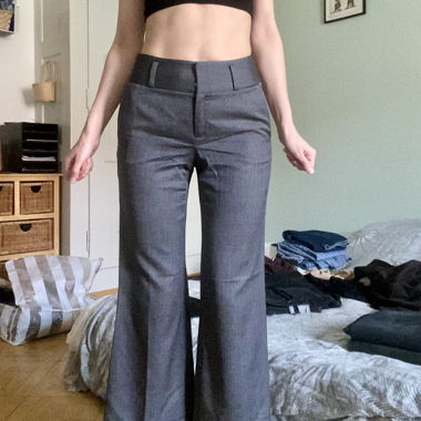 Graue elegante Hosen mit weitem Bein