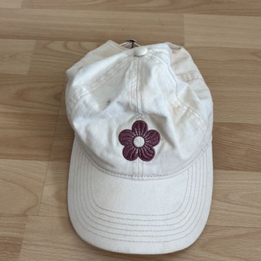 Casquette avec broderie florale