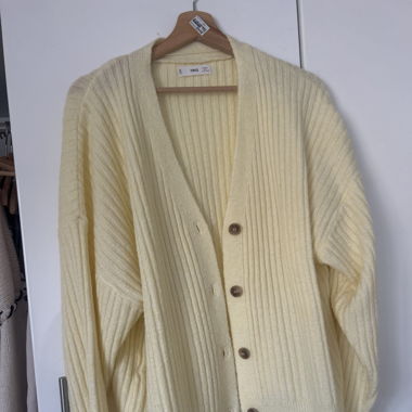 gelbe Strickjacke