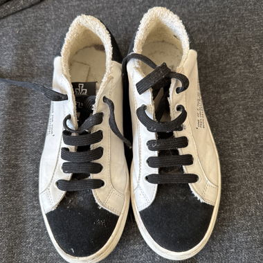 Weisse Sneaker mit schwarzen Details