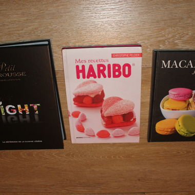4x livres:  Haribo, Macarons, Larousse cuisine,...